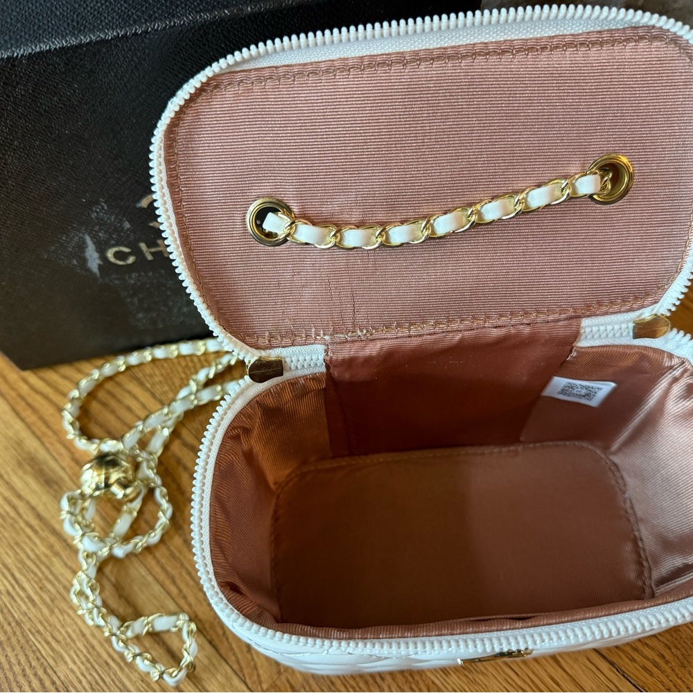 Chanel GWP white quilted vanity - Picture 3 of 6